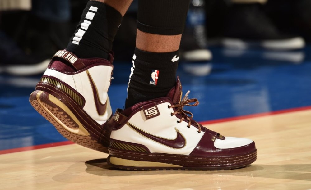 东詹缺阵里夫斯36分难救主，布朗复出30+8+8，凯尔特人大胜湖人