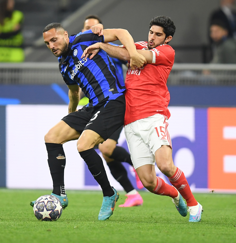 欧冠输球后，小彩娃被土耳其球迷狂骂！两头落空