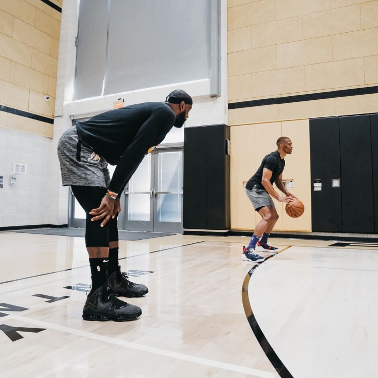 詹姆斯：生涯手感最热的比赛是07年东决G5，最后连砍25分