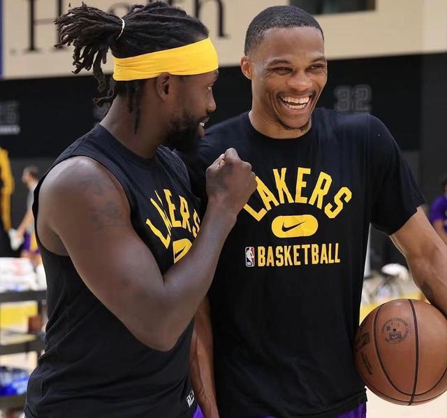 伴君如伴虎！狄龙“学狗叫”，太阳排名反超火箭，交易谁更划算一目了然