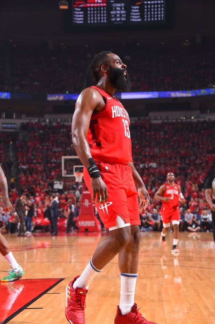 湖人两连败，詹姆斯面临责备，队友和教练选择相信他