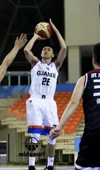 杜兰特远投三分命中，全场欢呼