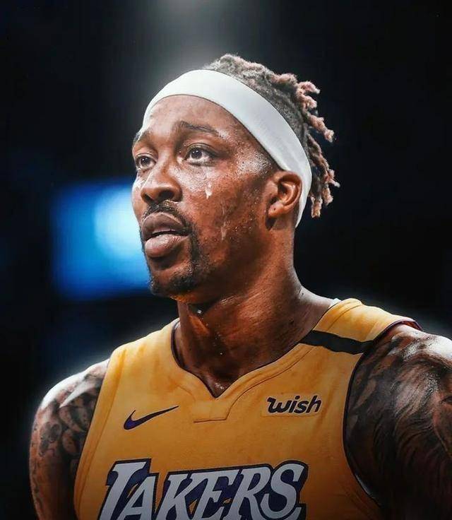 恩比德简直不敢相信，布伦森这球居然还能吹犯规！