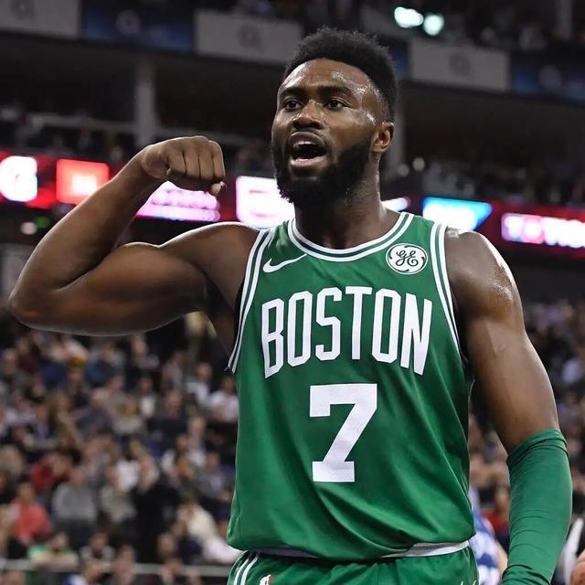 惨败国安后亚泰球员贺一然被自家球迷辱骂，他做出手势回击