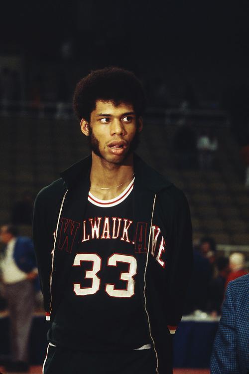 老詹26+10，东契奇24分+6犯，湖人101-105雄鹿两连败，字母21分